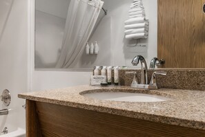 Deluxe Studio Suite, 2 Queen Beds, Non Smoking | Bathroom | Combined shower/bathtub, free toiletries, towels - Aladdin Inn (Sonora)