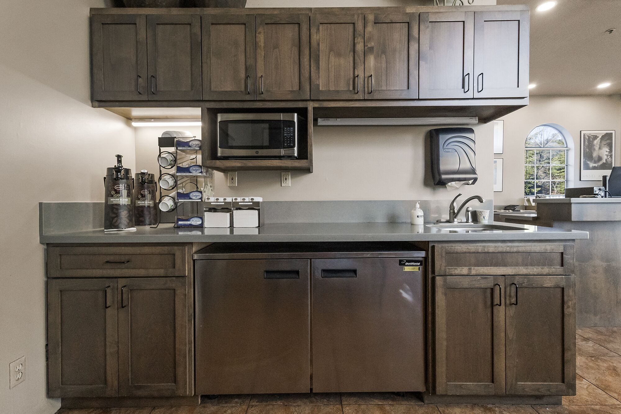 朝食 (コンチネンタル ブレックファスト)、毎日提供 (無料)