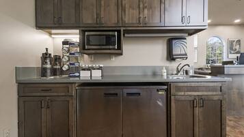 ๋งค์ผ ์ ๋ฝ์ ๋ฌด๋ฃ ์์นจ ์์ฌ ํฌํจ