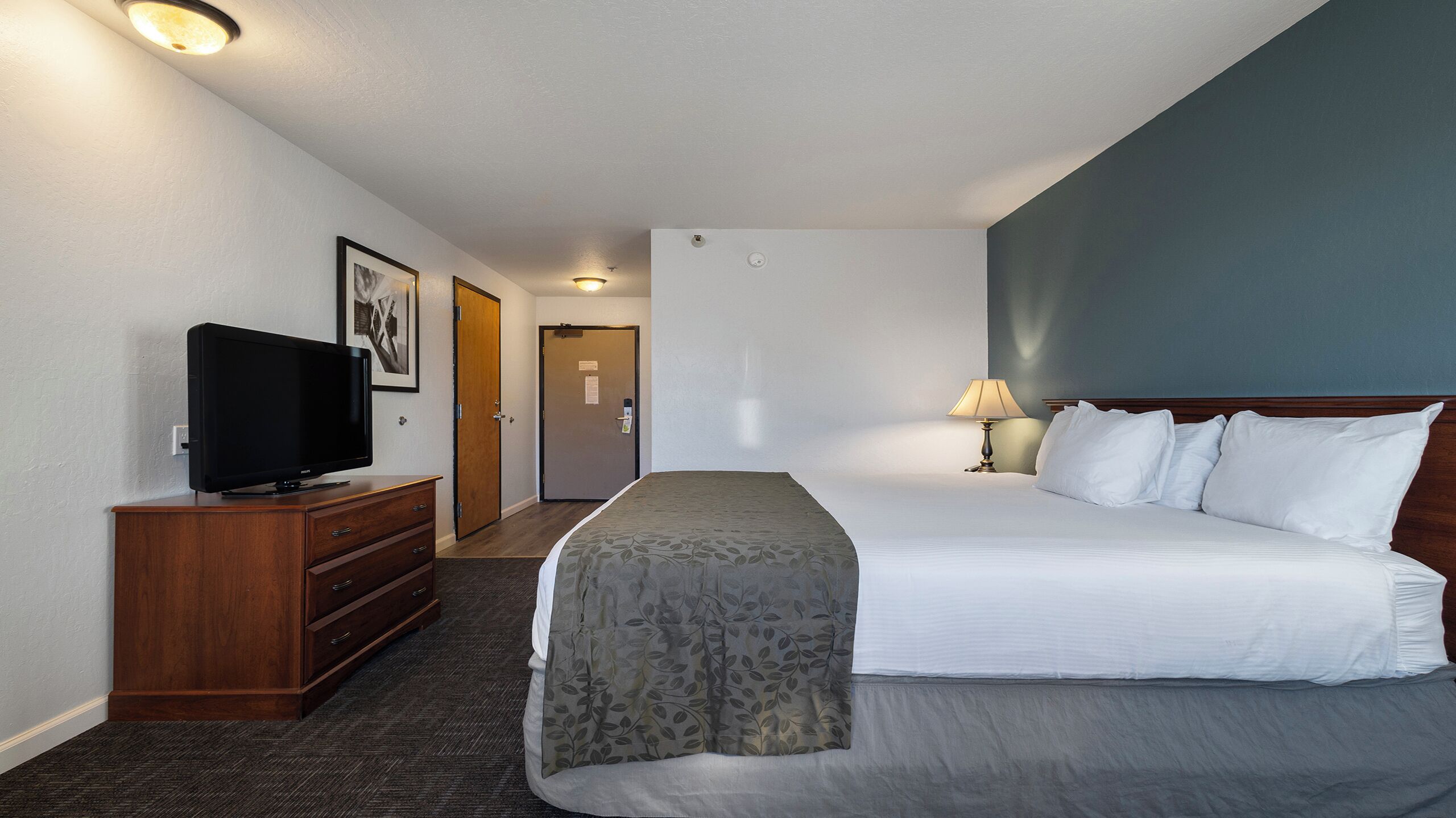 standard room, 1 king bed | 1 bedroom, desk, iron/ironing board, free wifi