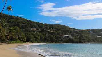 Una spiaggia nelle vicinanze, sabbia bianca, lettini da mare