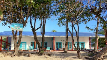 Nära stranden, vit sandstrand, solstolar och strandhanddukar