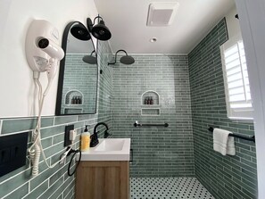 Executive Suite Ocean View | Bathroom | Free toiletries, hair dryer, towels, soap - Carmel Green Lantern Inn (Carmel)