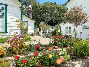 Property grounds - Carmel Green Lantern Inn (Carmel)
