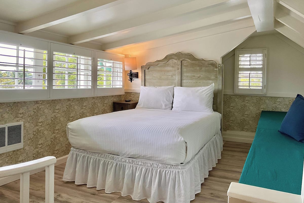 Carmel HideAway | 1 개의 침실, 이집트산 면 시트, 고급 침구, 각각 다른 스타일의 인테리어