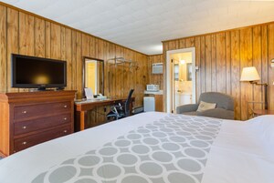 Deluxe Single Room, 1 *King* Bed, Non Smoking, Private Bathroom | Desk, free rollaway beds, free WiFi, bed sheets