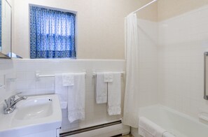 Deluxe eenpersoonskamer, 1 queensize bed, niet-roken, privébadkamer | Badkamer | Een bad, een haardroger, handdoeken