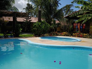 2 outdoor pools, pool loungers