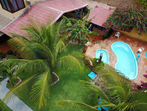 2 udendørs pools, liggestole