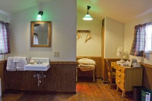 Desk, bed sheets, wheelchair access - Roosevelt Lodge & Cabins - Inside the Park (Yellowstone National Park)