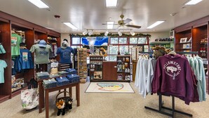 Una tienda con una amplia variedad de artículos, incluyendo ropa y recuerdos.
