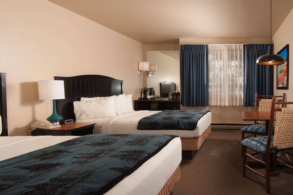 Deluxe Lodge Room 2 Double | Desk, bed sheets