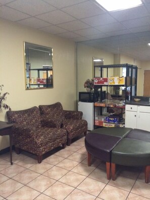 Lobby sitting area - Diamond Inn and Suites (Richmond)