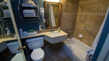 Combinació de dutxa i banyera, assecador de cabells i tovalloles