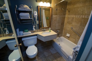 Kombinasi shower/bathtub, pengering rambut, dan handuk