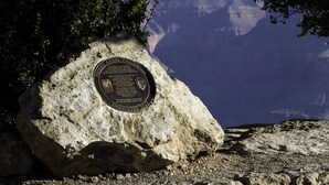 Una gran roca con una placa conmemorativa del inicio del sendero Bright Angel.