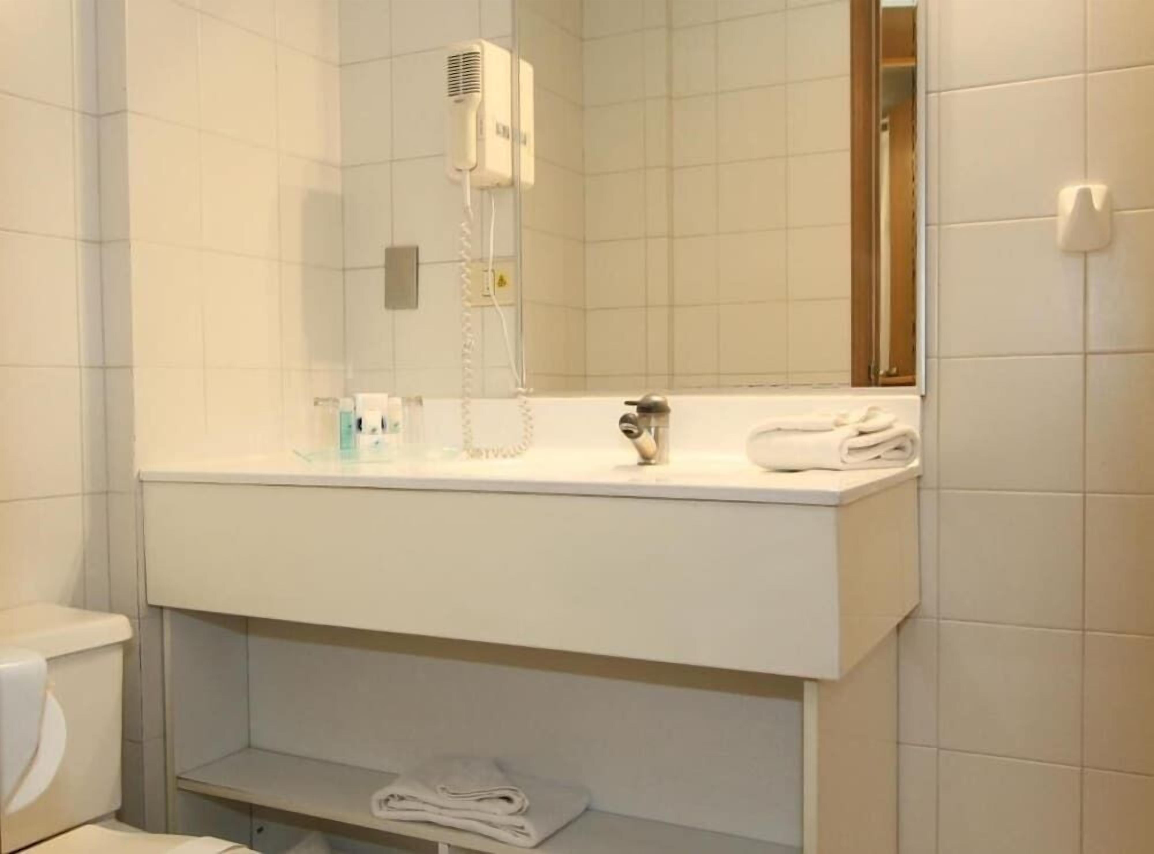 Kombinert dusj/badekar, dype avslapningsbadekar og regndusjhode