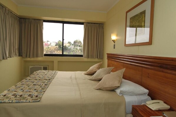 高級寢具、迷你吧、客房內保險箱、書桌