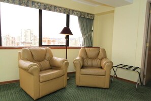 Suite con Jacuzzi | Ropa de cama de alta calidad, minibar, caja fuerte y escritorio
