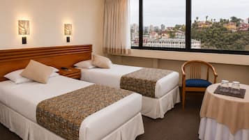 Roupas de cama premium, frigobar, cofres nos quartos, escrivaninha