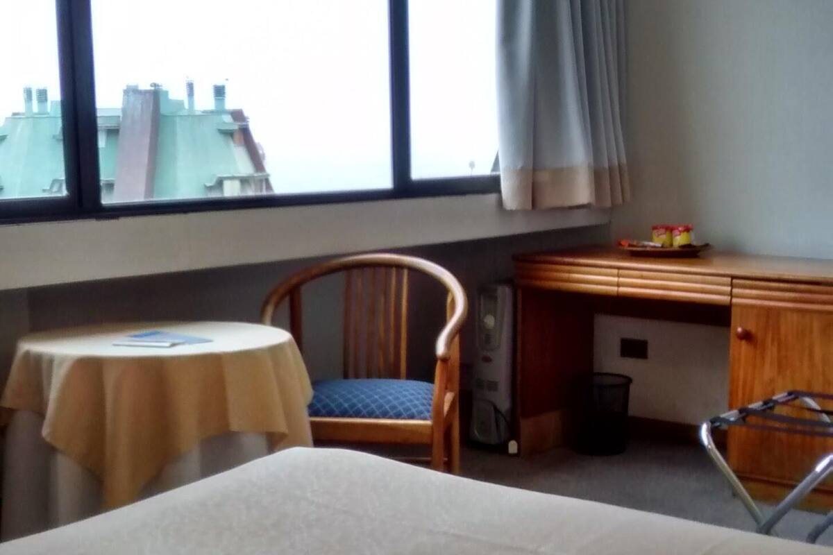 Hochwertige Bettwaren, Minibar, Zimmersafe, Schreibtisch