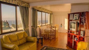 Superior Suite | Ruang tamu | 32 inci televisyen skrin rata dengan kabel, TV