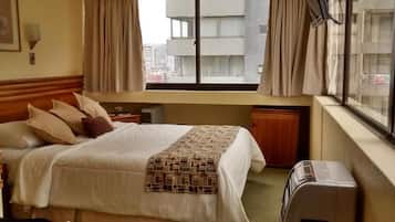 Habitación matrimonial sin vista | Ropa de cama de alta calidad, minibar, caja fuerte y escritorio