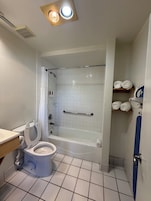 Quarto standard, 2 camas Queen | Banheiro | Chuveiro/banheira combinados, produtos de toalete grátis