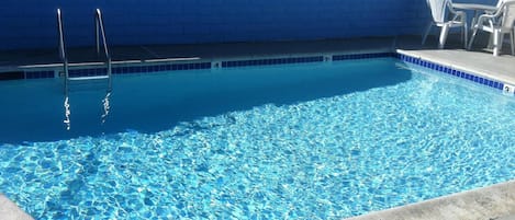 Piscina externa, funciona das 8h às 19h, espreguiçadeiras