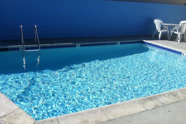 Piscina all'aperto, con ingresso dalle 08:00 alle 19:00, lettini