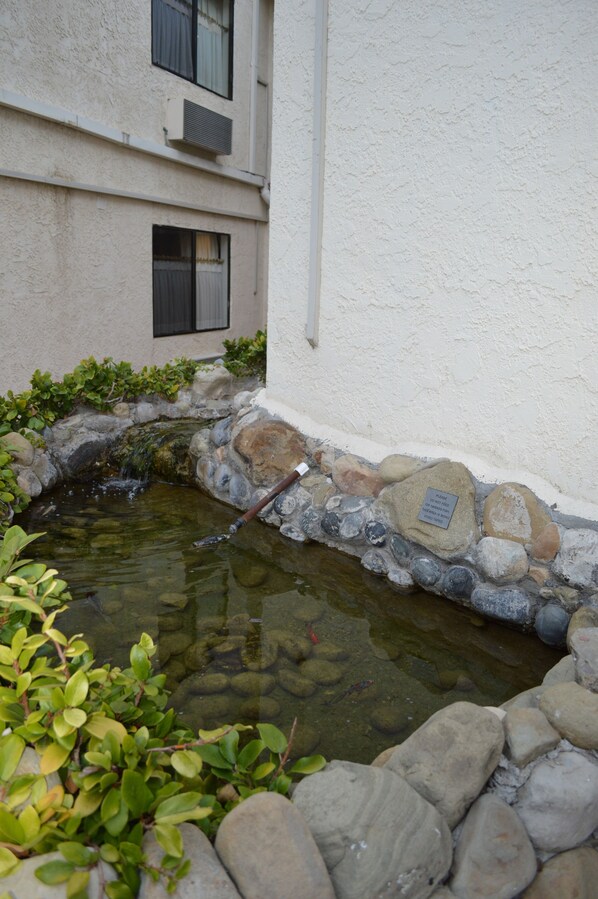 Courtyard - Jolly Roger Hotel (Marina del Rey)
