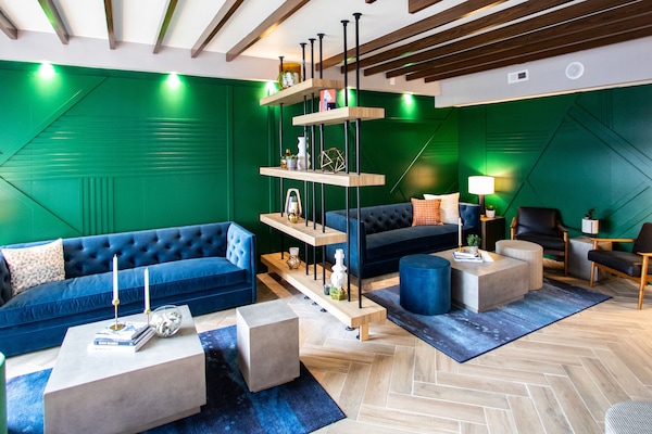 Lobby lounge