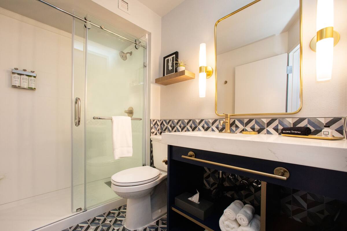 Shower, free toiletries, hair dryer, bathrobes