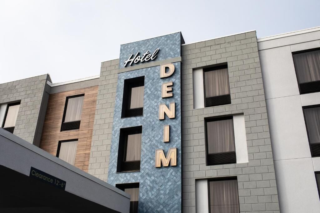 Hotel 'Hotel DENIM' met een duidelijk bord, een moderne gevel en een zichtbare ingang.