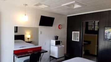 Escritorio, tabla de planchar con plancha, wifi gratis y ropa de cama