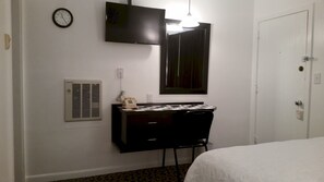 Family Room | Desk, iron/ironing board, free WiFi, bed sheets