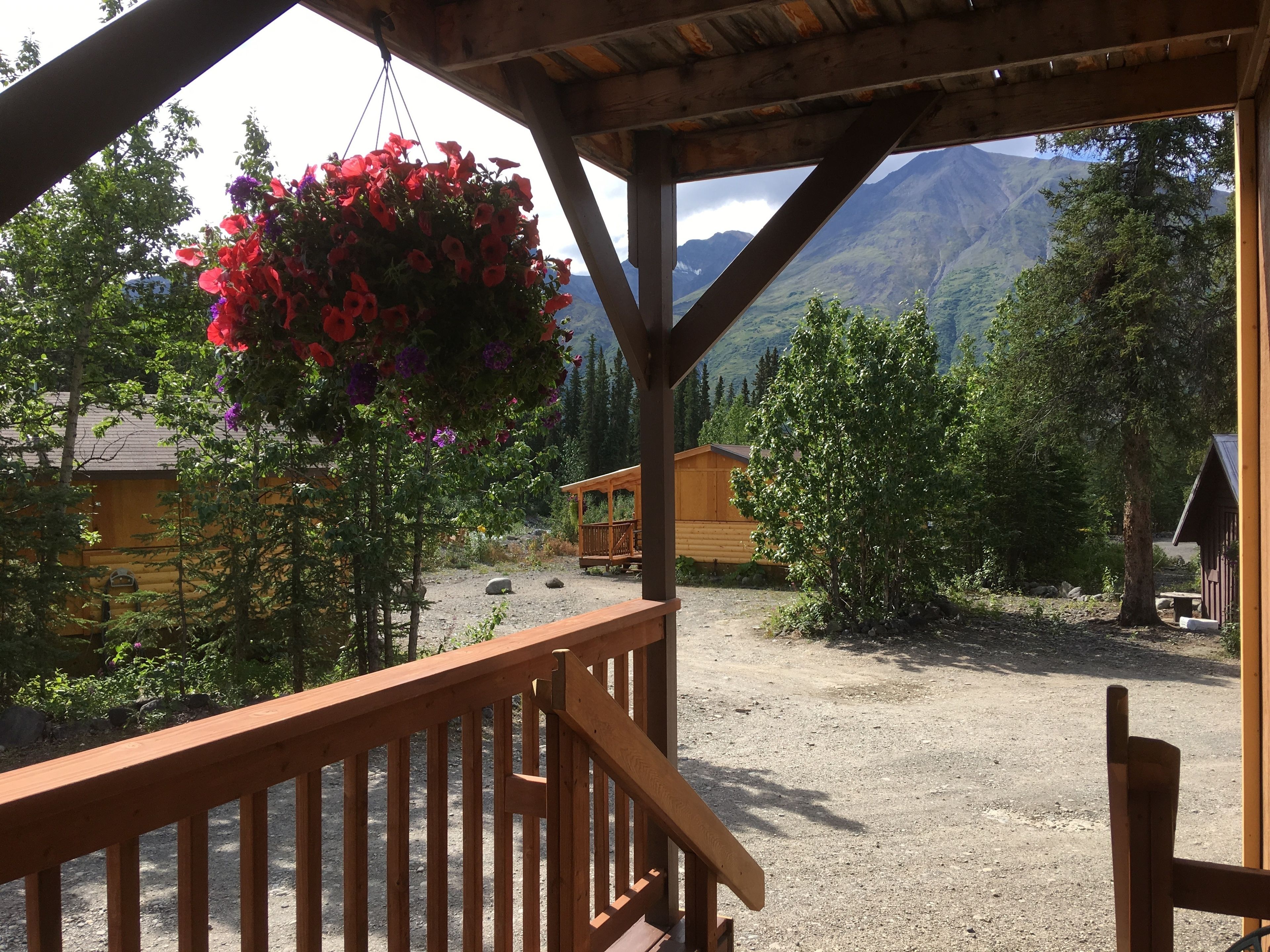 Una cabaña de madera con balcón que da a un paisaje montañoso.