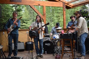 Se sirven desayunos, comidas y cocina americana con mesas al aire libre