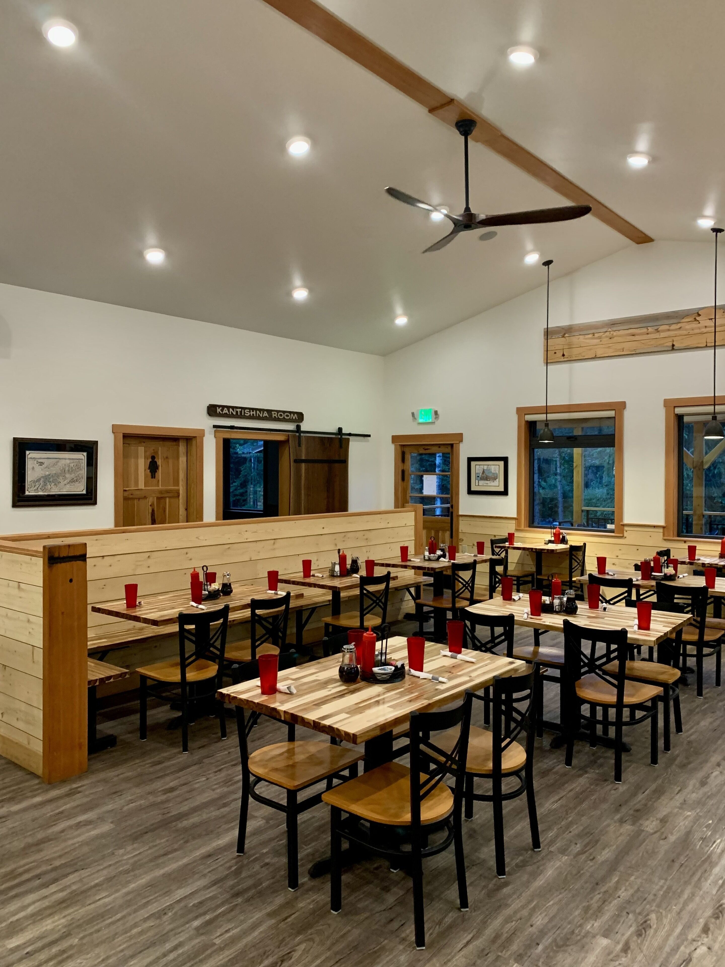 Se sirven desayunos, comidas y cocina americana con mesas al aire libre