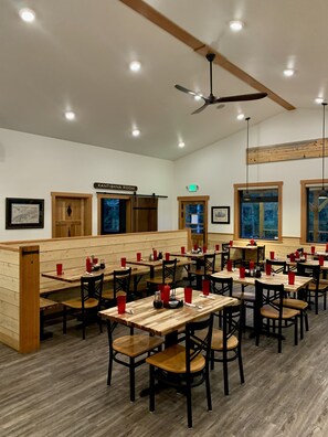 Breakfast, lunch, dinner served; American cuisine, alfresco dining