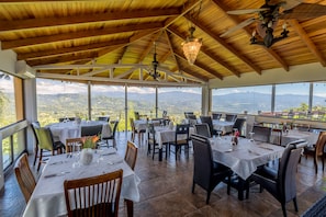 Family dining - Barons Resort (Jesús)