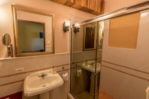 Junior Suite | 浴室 | 淋浴设施、免费洗浴用品、吹风机、毛巾