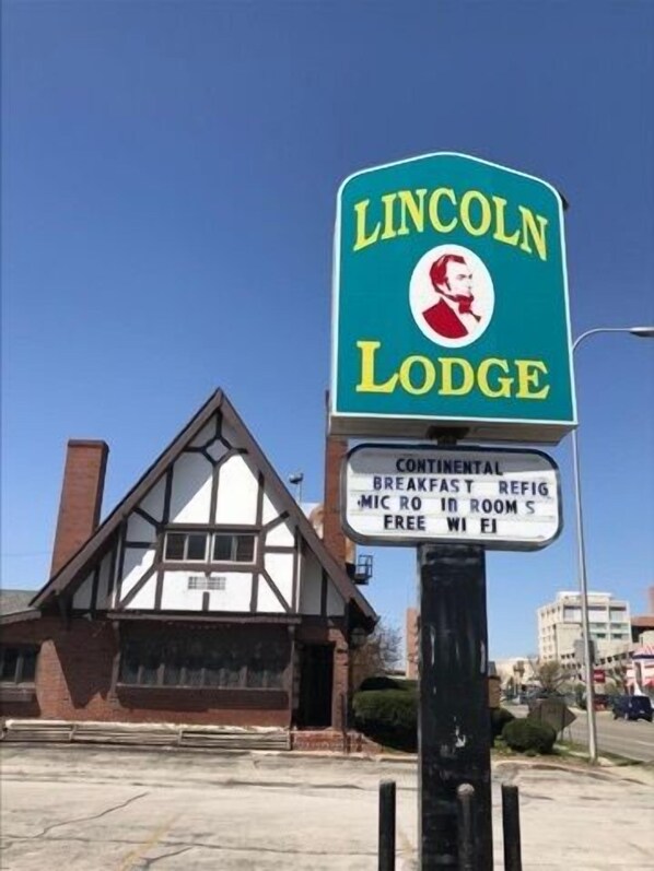 A sign for Lincoln Lodge advertising continental breakfast, refills, microwaves in rooms, and free Wi-Fi. - Lincoln Lodge (Urbana)