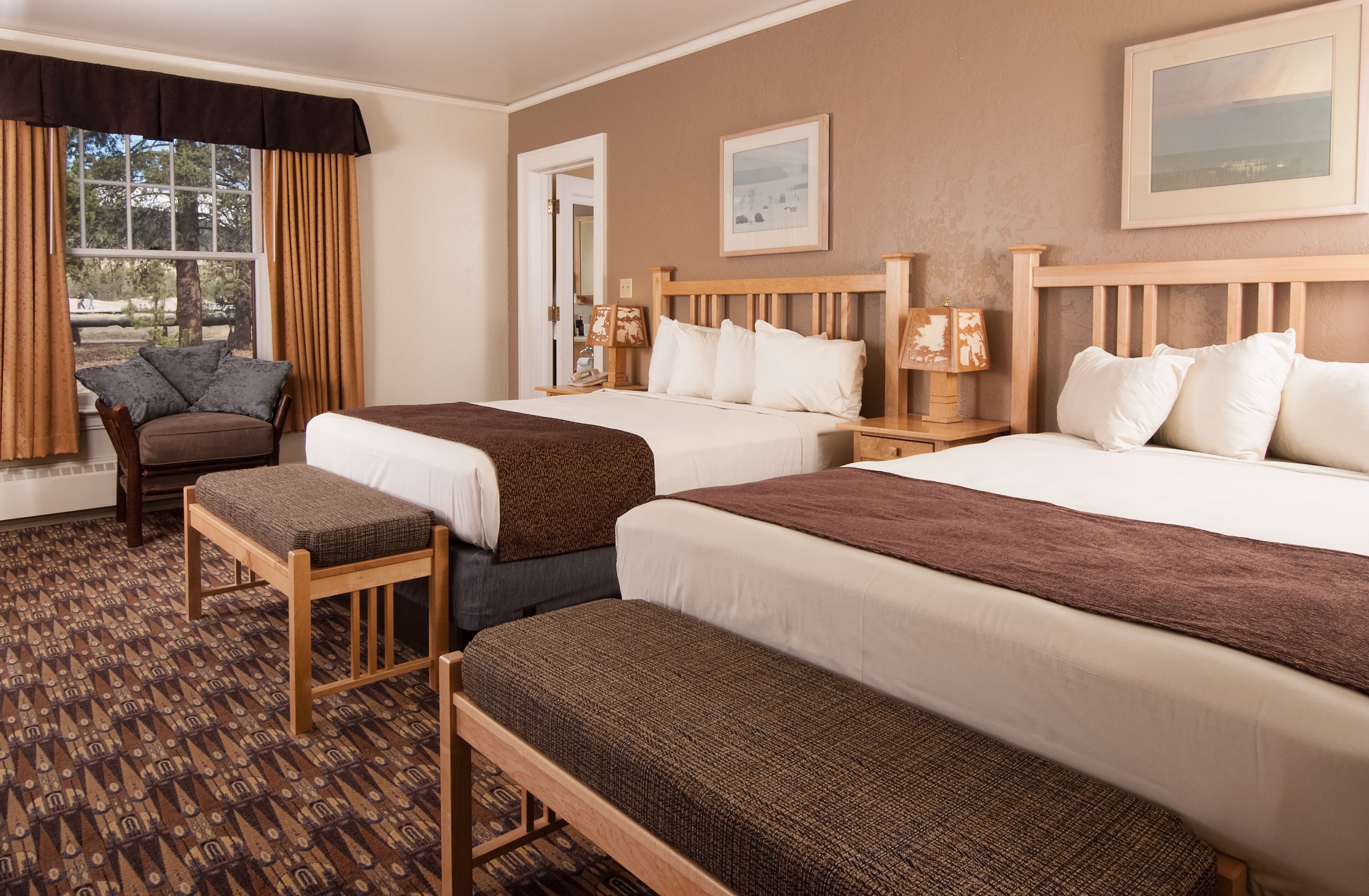 Junior suite | Een bureau, een laptopwerkplek, beddengoed