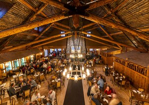 2 restaurants, serveren ontbijt