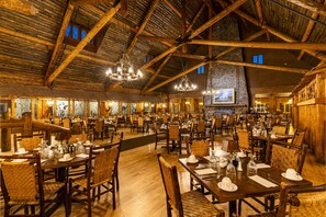 2 restaurants, breakfast served