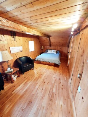 In-room safe, soundproofing, bed sheets - Auberge Le P'tit Bonheur - Hostel (Saint-Jean-de-l'lle-d'Orleans)