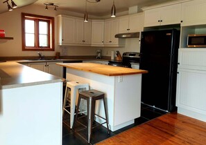 Apartment | Private kitchen | Dishwasher, cookware/dishes/utensils - Auberge Le P'tit Bonheur - Hostel (Saint-Jean-de-l'lle-d'Orleans)