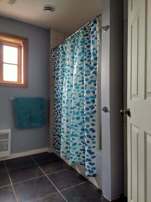 Apartment | Bathroom | Towels - Auberge Le P'tit Bonheur - Hostel (Saint-Jean-de-l'lle-d'Orleans)