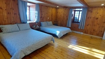 Quadruple Room | In-room safe, soundproofing, bed sheets